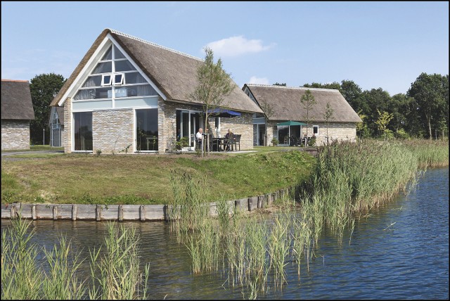 Bungalowpark in Drenthe. Luxe bungalows met grote recreatieplas